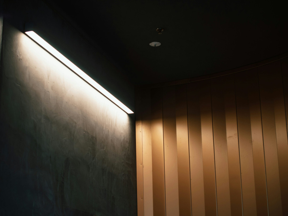 Joviale lys og stil: Oplev Santa Cole Bordlampe
